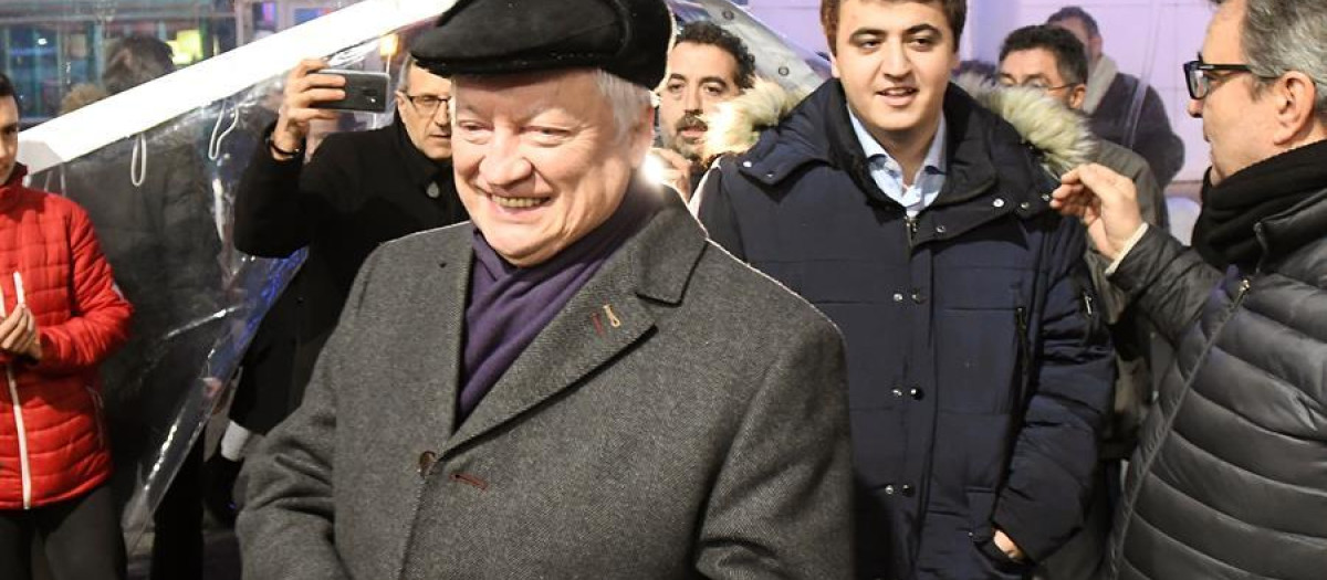 Anatoli Kárpov, en primer plano, en una visita a León en el año 2020