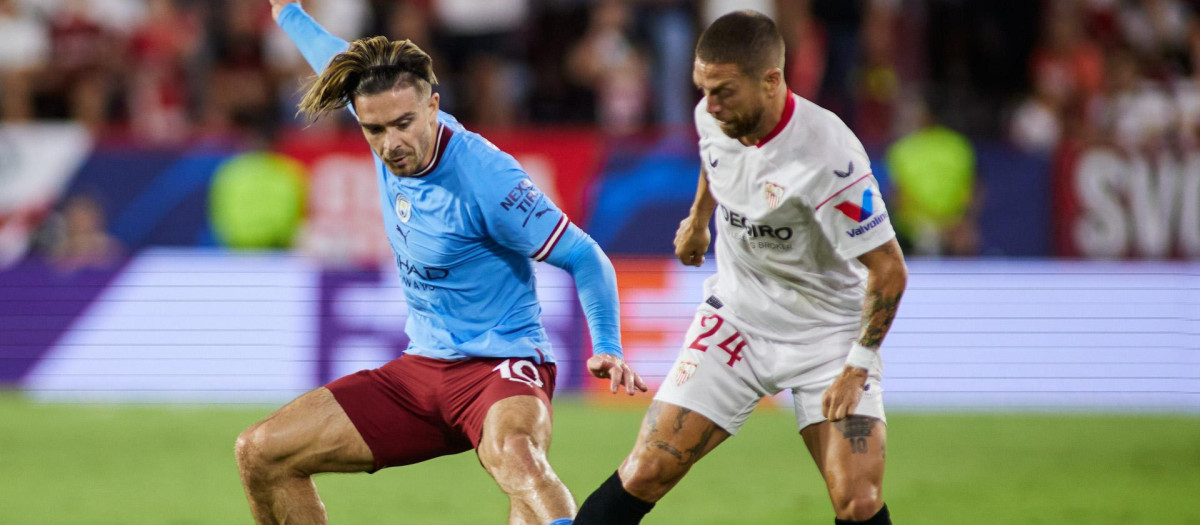 Papu Gómez ante Greaslish en el Sevilla - Manchester City que se jugó en el Pizjuán