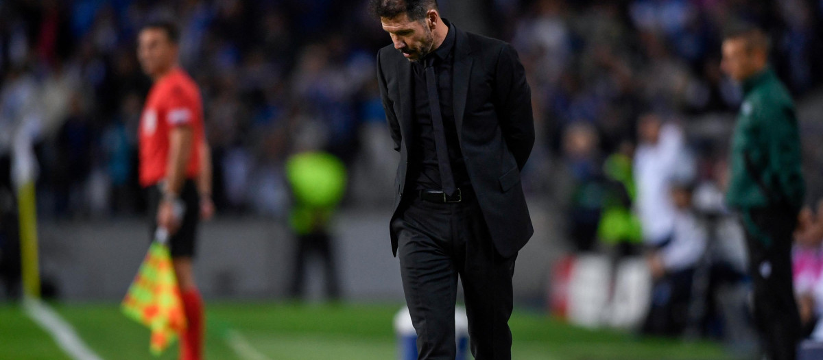 Simeone durante el partido ante el Oporto