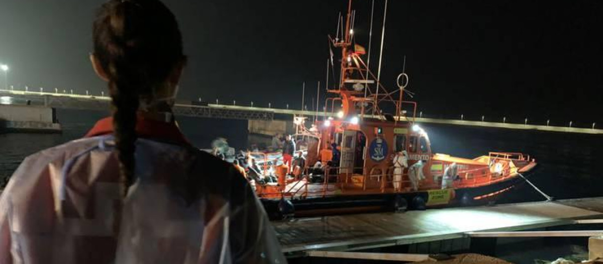 Llegada de una patera al puerto de Alicante.