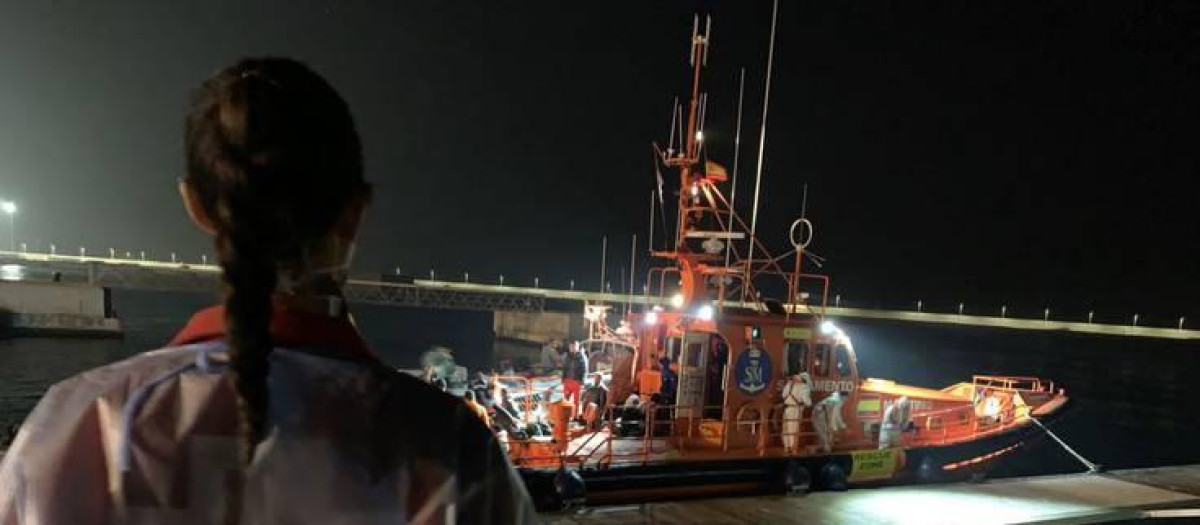 Llegada de una patera al puerto de Alicante.