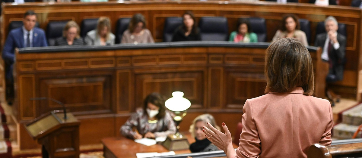 Cuca Gamarra se dirige a Pedro Sánchez en el hemiciclo