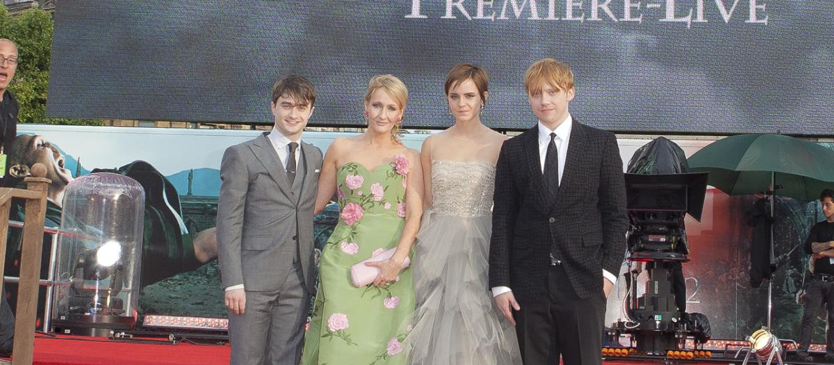 La autora JK Rowling junto a Daniel Radcliffe, Emma Watson y Rupert Grint en el estreno de 'Harry Potter and The Deathly Hallows: Part 2', en 2011
