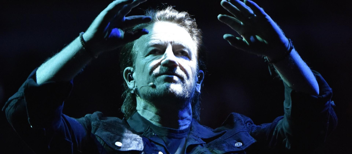 Bono, líder de U2, durante un concierto