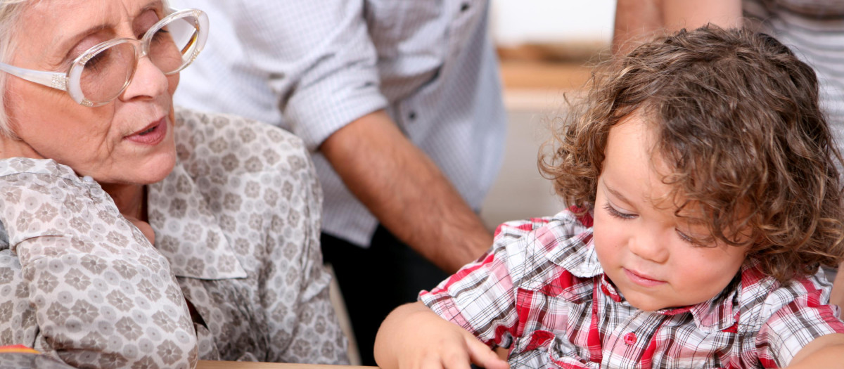 Una abuela con su nieta