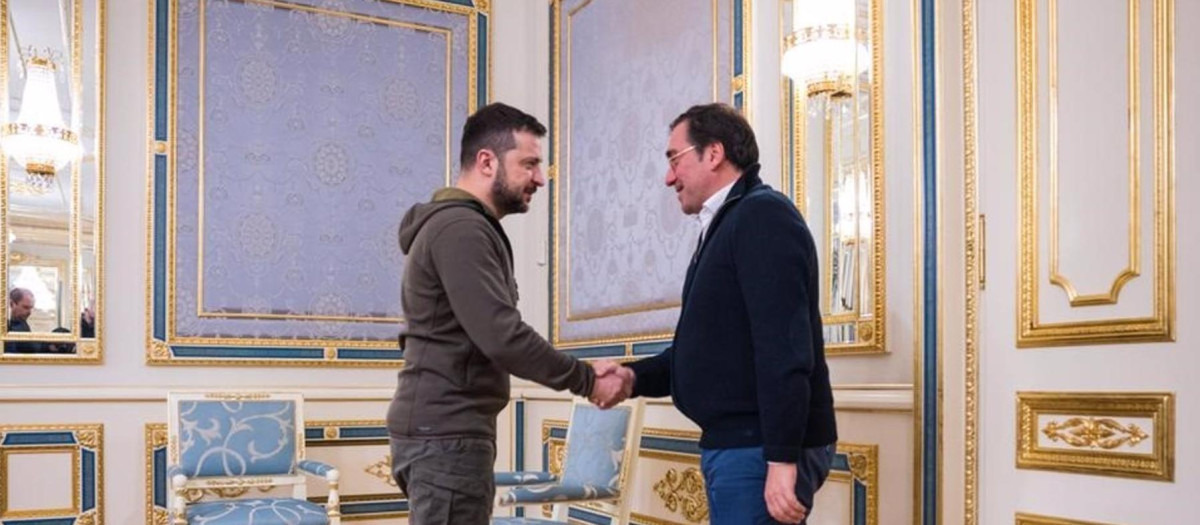 El presidente de Ucrania, Volodimir Zelenski, saluda al ministro de Exteriores, José Manuel Albares, durante su visita a Kiev