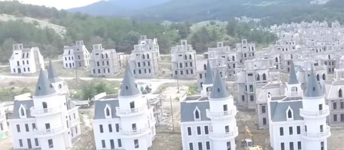 El famoso castillo de Disney inspiró la construcción de esta urbanización turca