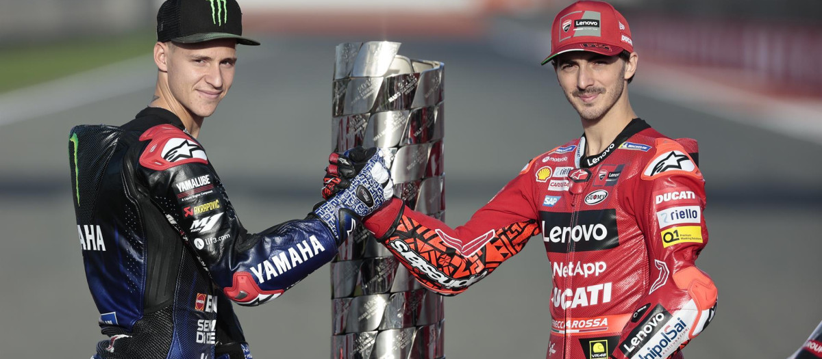 -Los dos posibles campeones del título mundial de Moto GP, el italiano Francesco Bagnaia (d) y el francés, Fabio Quartararo (i) ,posan en la pista del circuito Ricardo Tormo de Cheste