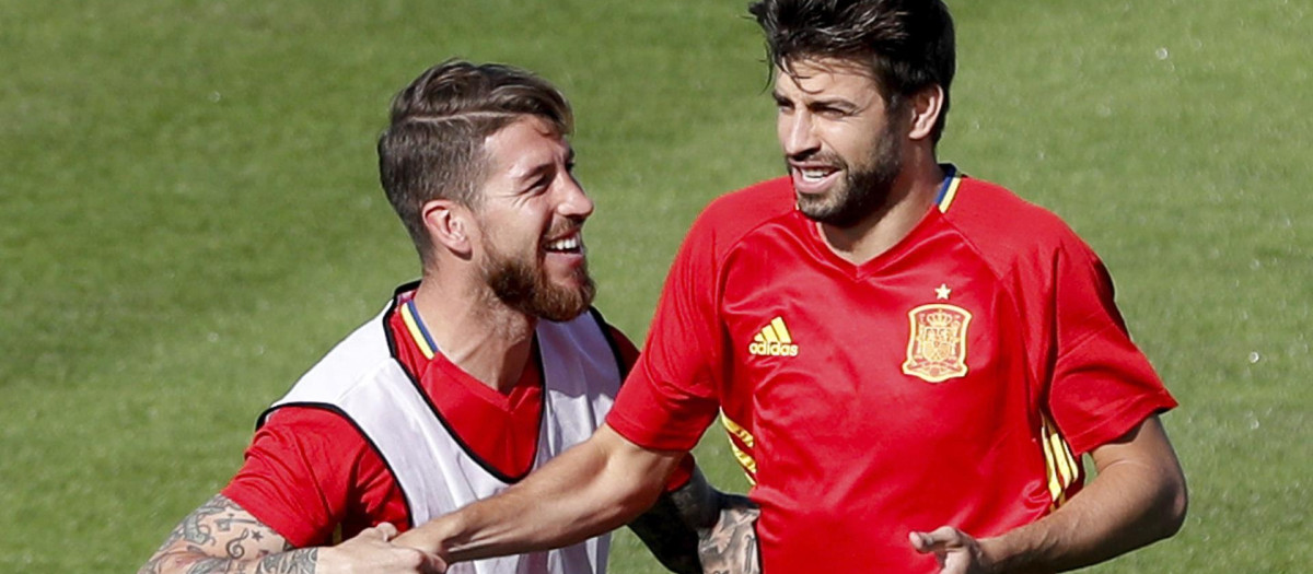 Sergio Ramos y Gerard Piqué, en un entrenamiento durante la Eurocopa de 2016