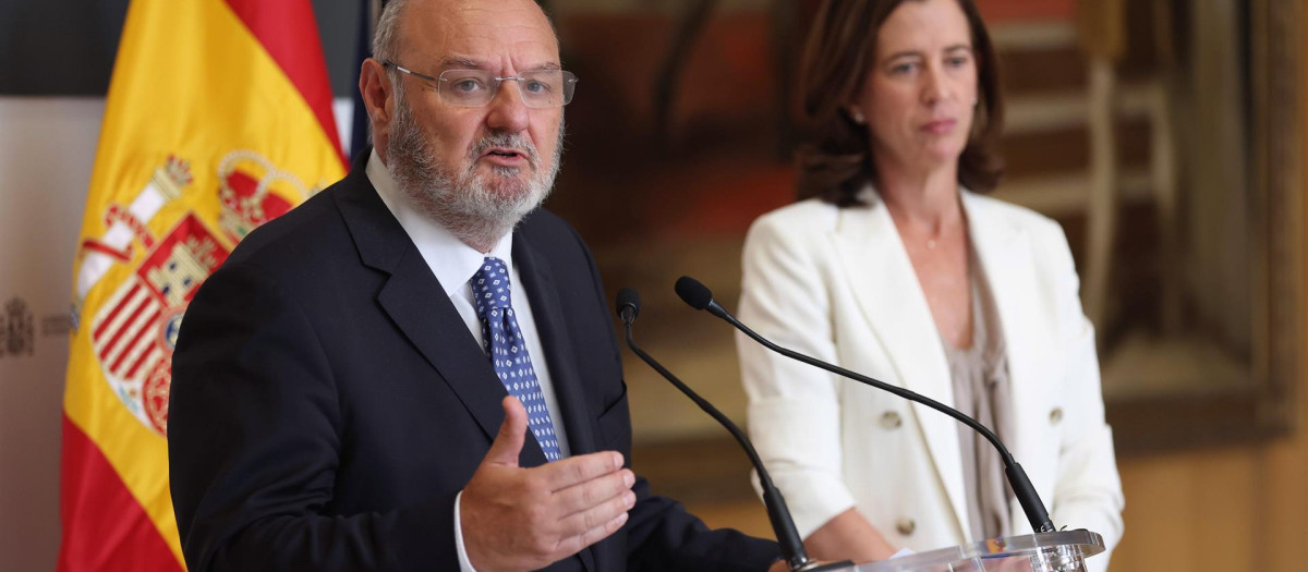 El presidente de la Confederación Española de Cajas de Ahorros (CECA), José María Méndez, junto a la presidenta de la Asociación Española de la Banca, (AEB), Alejandra Kindelán.
