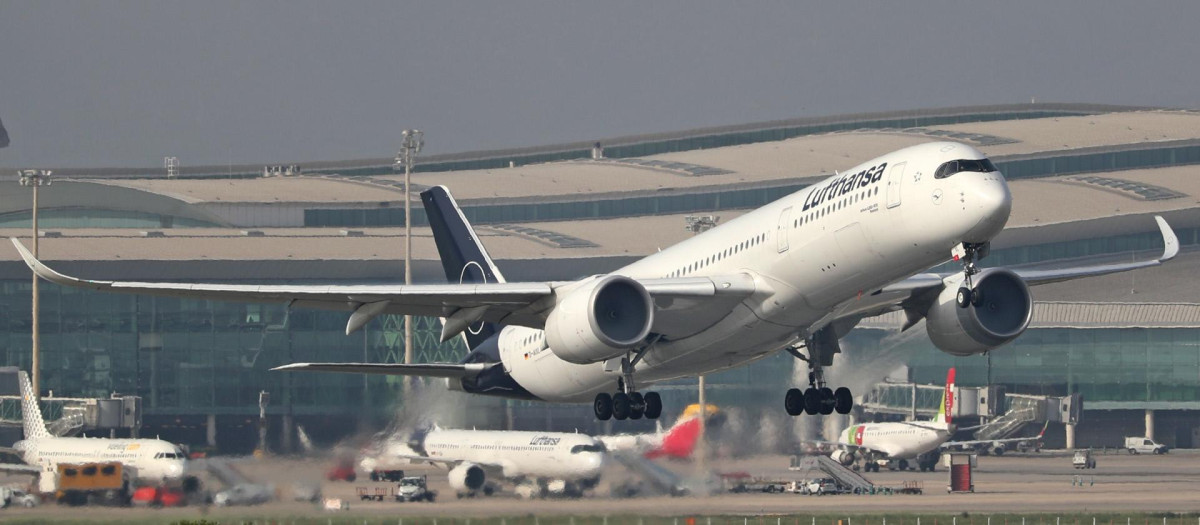 Un avión despega del aeropuerto de El Prat, en Barcelona