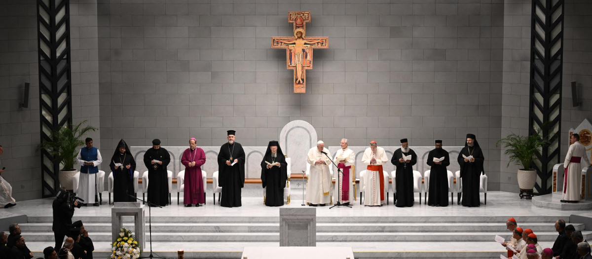 Pope Francis (C) holds a prayer for peace at Our Lady of Arabia Cathedral in Awali, south of the Bahraini capital Manama, on November 4, 2022. (Photo by Marco BERTORELLO / AFP)
