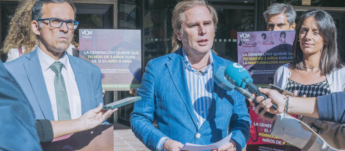 El portavoz del Grupo Parlamentario de Vox en Cataluña, Joan Garriga, junto a los diputados Manuel Acosta y Mónica Lora, denuncia la «perversión» de los menores de la Generalitat por implantar su programa Coeduca't