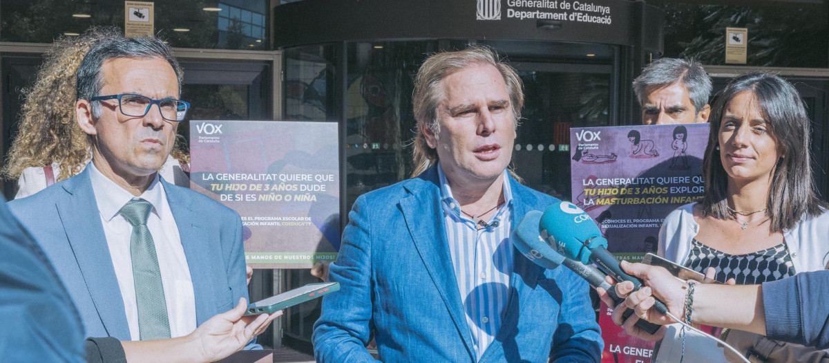 El portavoz del Grupo Parlamentario de Vox en Cataluña, Joan Garriga, junto a los diputados Manuel Acosta y Mónica Lora, denuncia la «perversión» de los menores de la Generalitat por implantar su programa Coeduca't