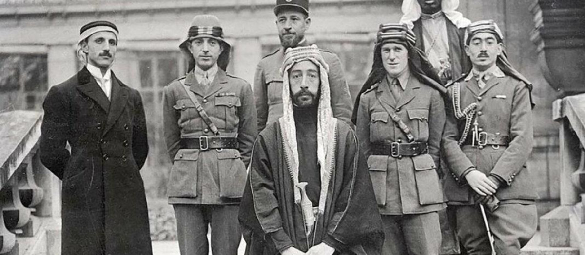 Lawrence de Arabia en uniforme y Faisal I de Irak