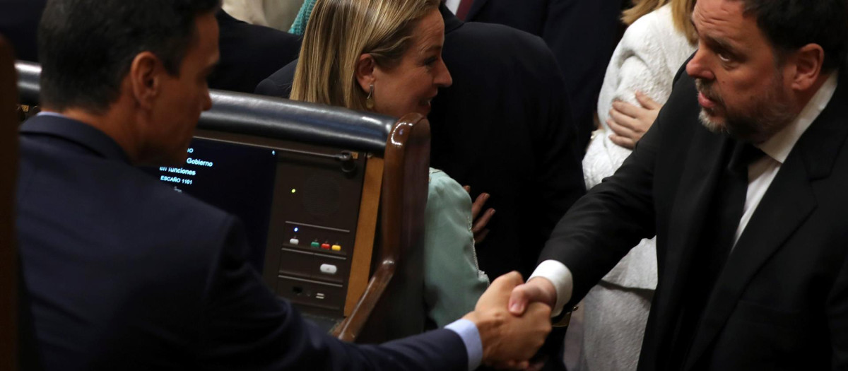 El presidente del Gobierno en funciones, Pedro Sánchez (i), saluda a Oriol Junqueras en el Congreso de los Diputados