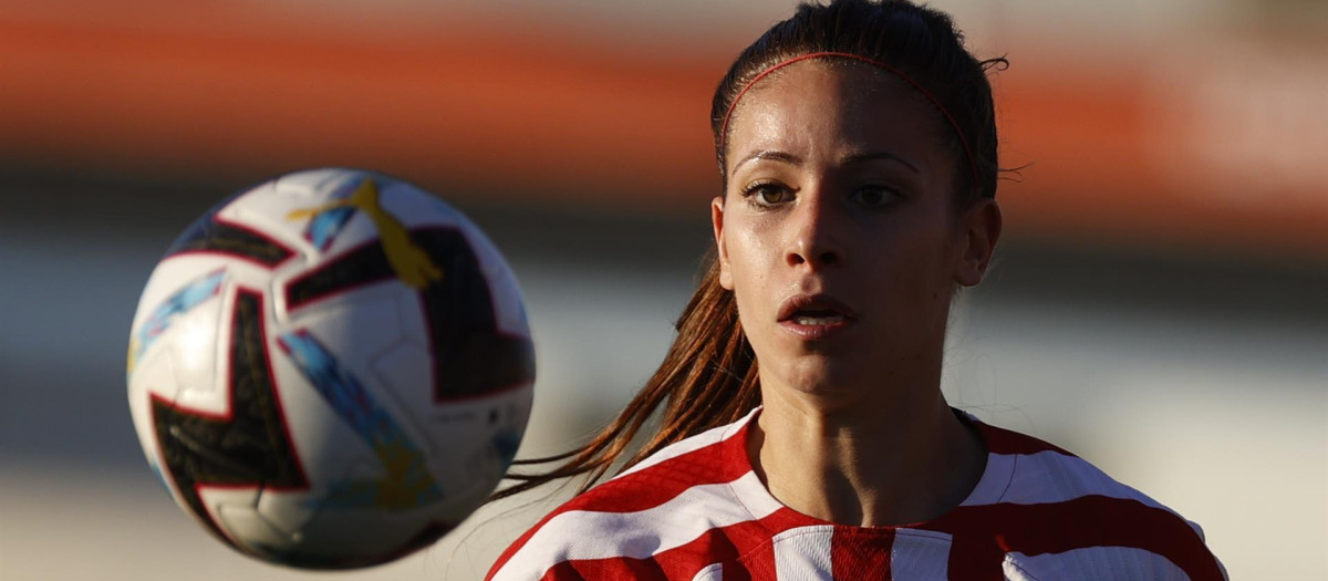 Xenia Pérez, en una imagen del partido Atlético de Madrid-Alhama CF donde se produjo el polémico comentario del narrador de DAZN