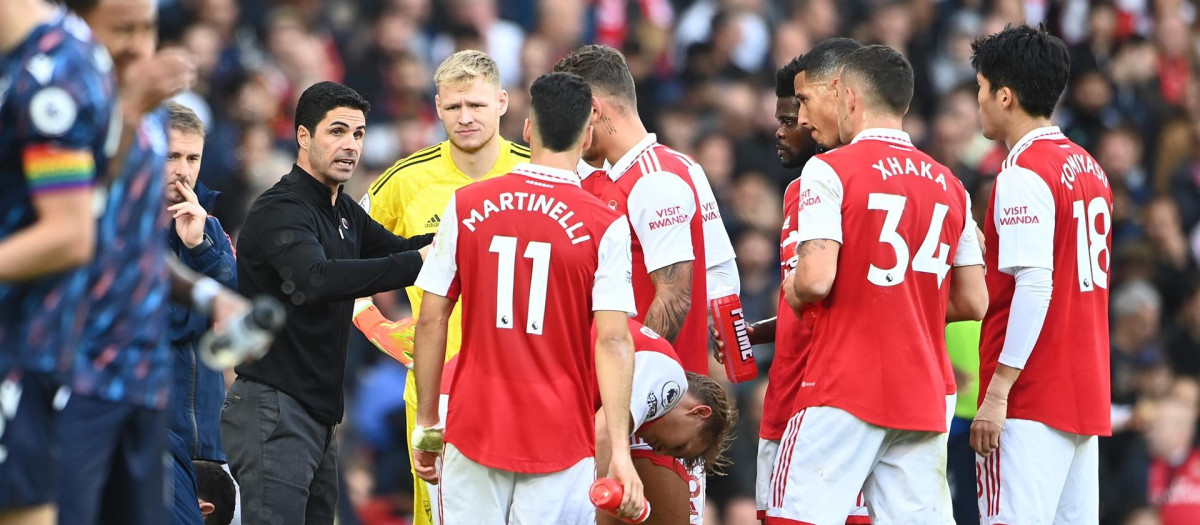El entrenador del Arsenal Mikel Arteta dando instrucciones a sus jugadores durante un partido de Premier League