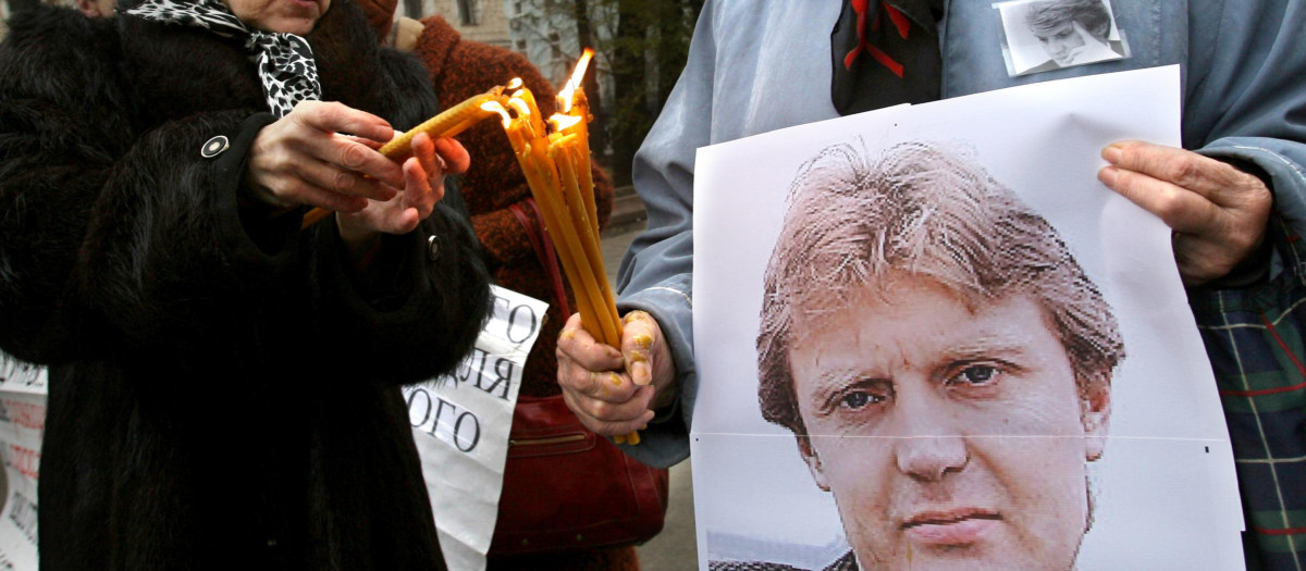 Varias personas sostienen una foto del difunto Alexander Litvinenko en un homenaje en Moscú el 22 de noviembre de 2008