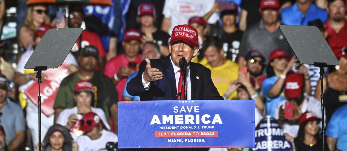 Donald Trump durante su discurso ante hispanos en Miami, Florida