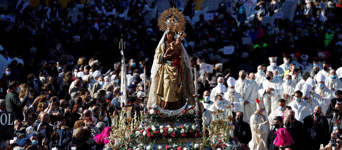 La virgen de La Almudena es sacada en procesión, el año pasado, tras la misa por la festividad de la Virgen de la Almudena
