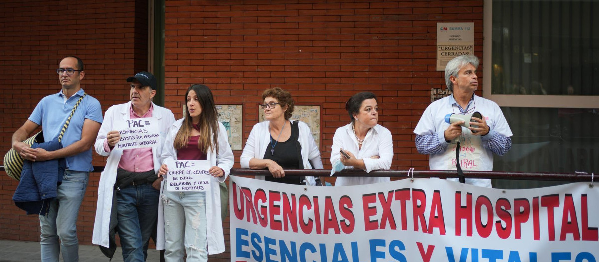 Un docena de profesionales sanitarios de las zonas rurales se ha concentrado este jueves a las puertas del centro sanitario 24 horas de la calle de Espronceda, en Madrid