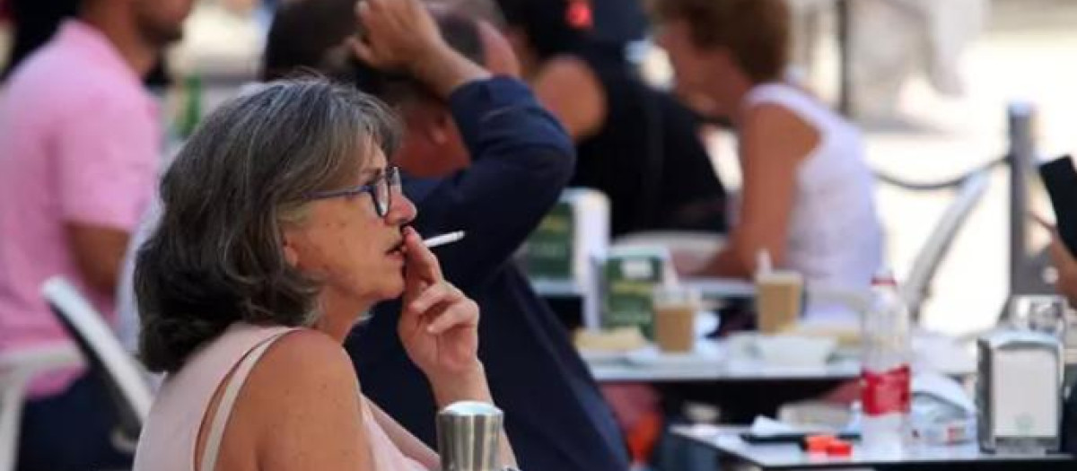 Personas fumando en terrazas y vías públicas, algo que las asociaciones reclaman prohibir