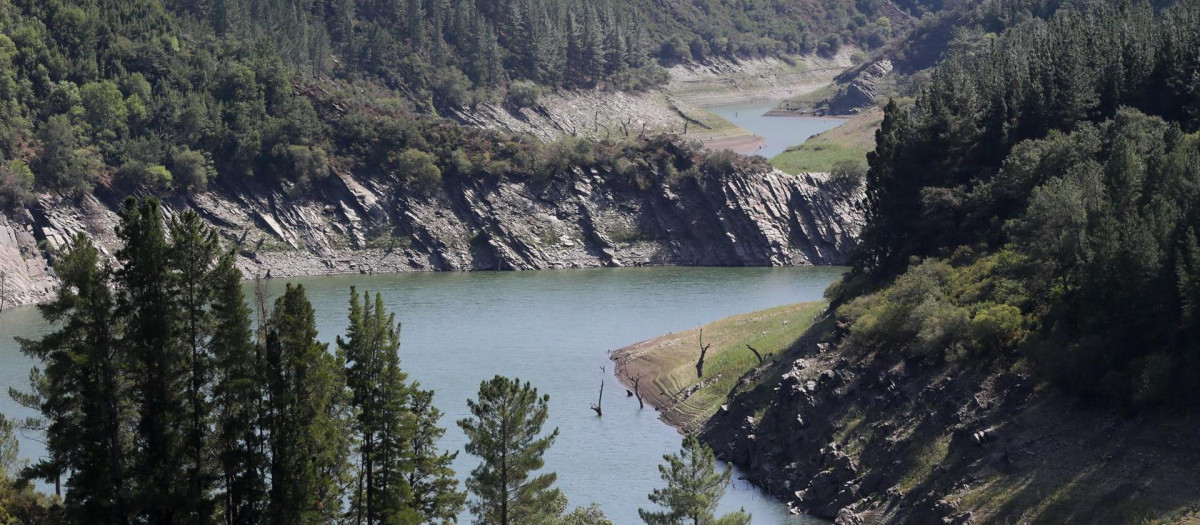 Recorrido del embalse con poco caudal en Negueira de Muñiz, Lugo