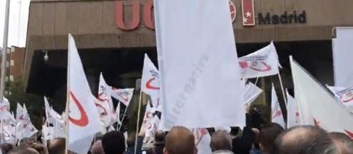 Protesta de los trabajadores de la seguridad privada frente a la sede de UGT de Madrid