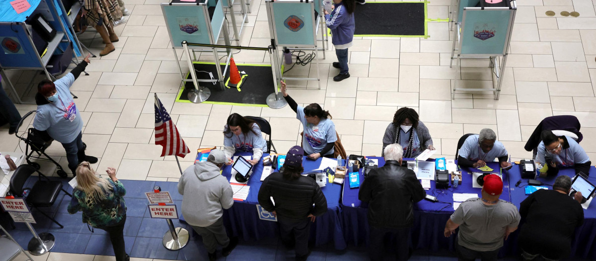 Funcionarios electorales revisan los documentos de votación de las personas que llegan a votar en Las Vegas, Nevada.
