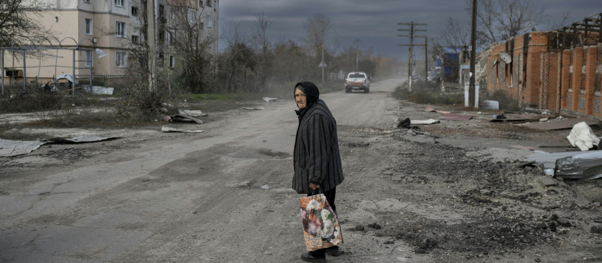 Una mujer camina por una de las calles de Jersón