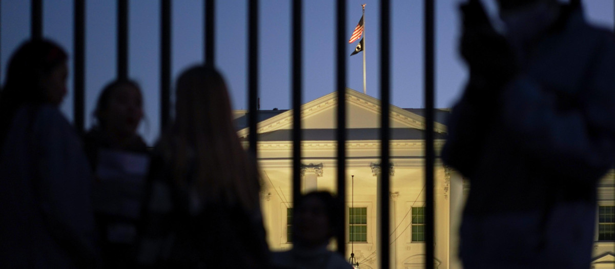 Varias personas, a las puertas de la Casa Blanca, durante la jornada electoral de las Legislativas