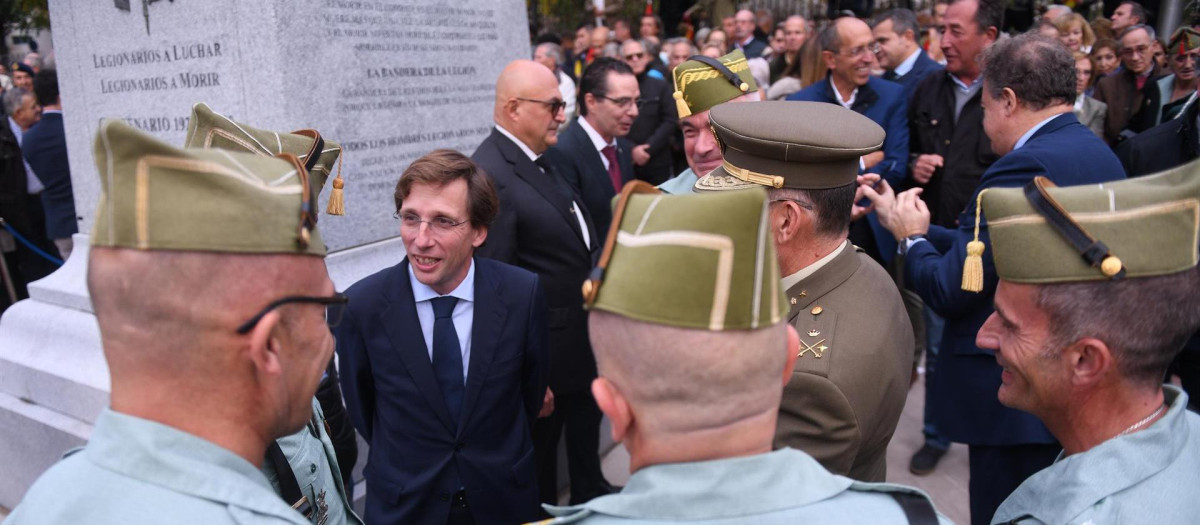 El alcalde de Madrid, José Luis Martínez-Almeida, habla con unos legionarios en la inauguración de la Estatua al Legionario
