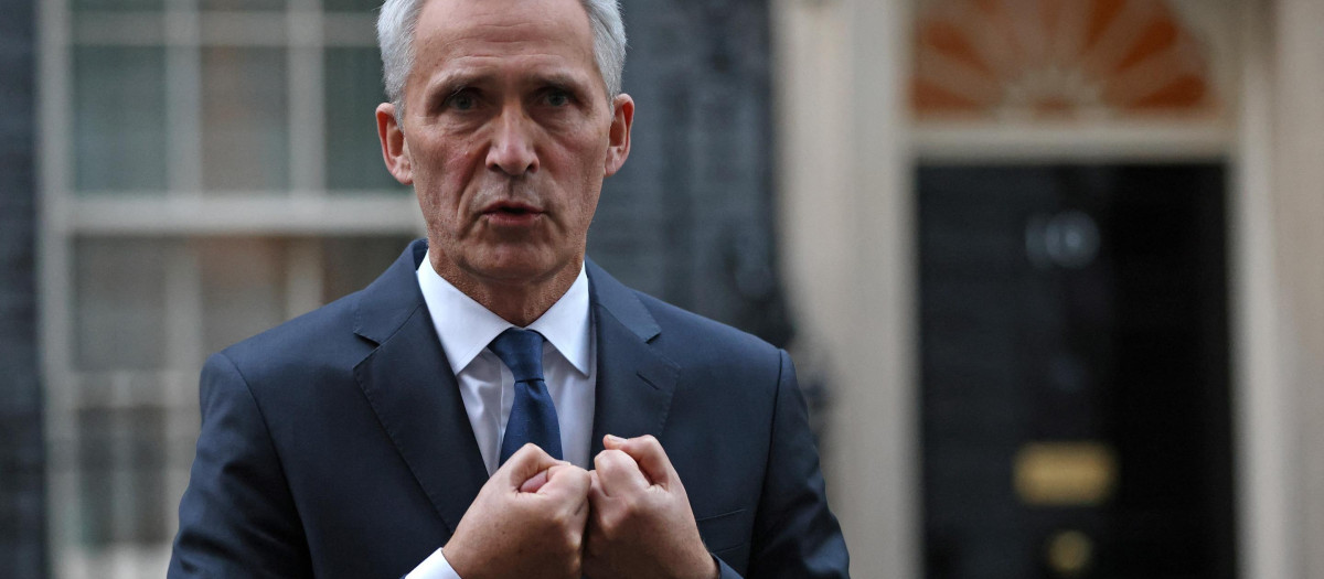 NATO Secretary General Jens Stoltenberg speaks to members of the media outside 10 Downing Street in central London on November 9, 2022, following his meeting with Britain'a Prime Minister. (Photo by Hollie Adams / AFP)