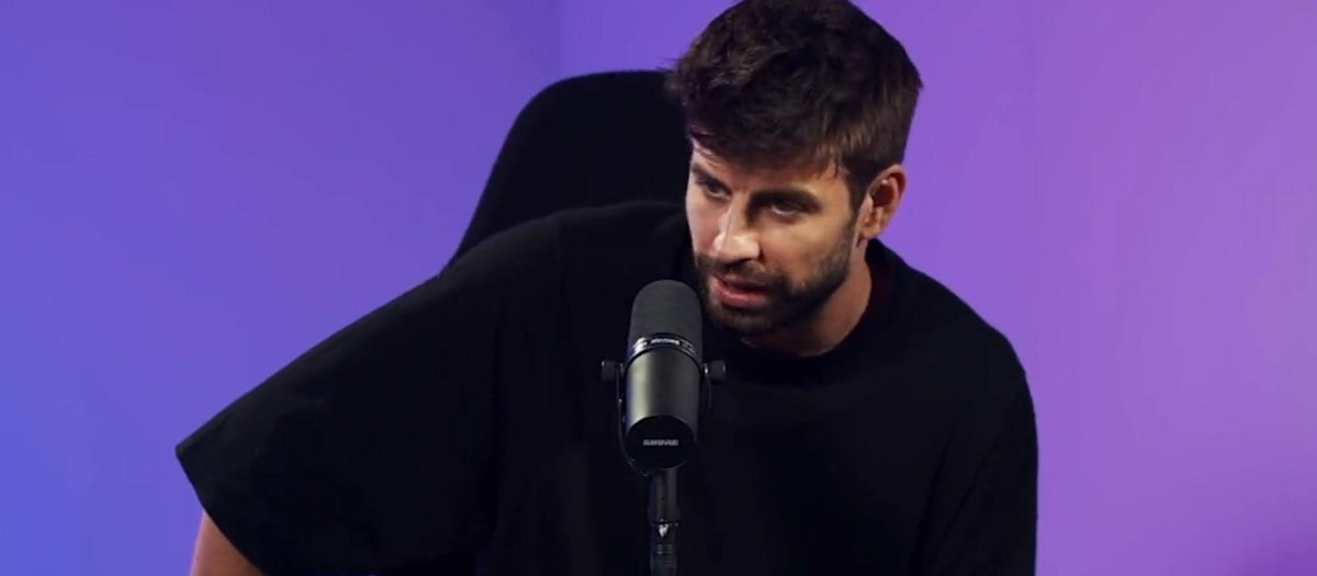 El exfutbolista del FC Barcelona Gerard Piqué, durante su entrevista con el presentador de televisión en línea Ibai Llanos