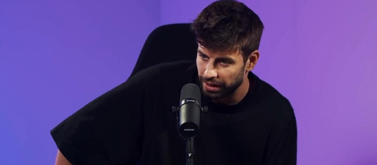 El exfutbolista del FC Barcelona Gerard Piqué, durante su entrevista con el presentador de televisión en línea Ibai Llanos