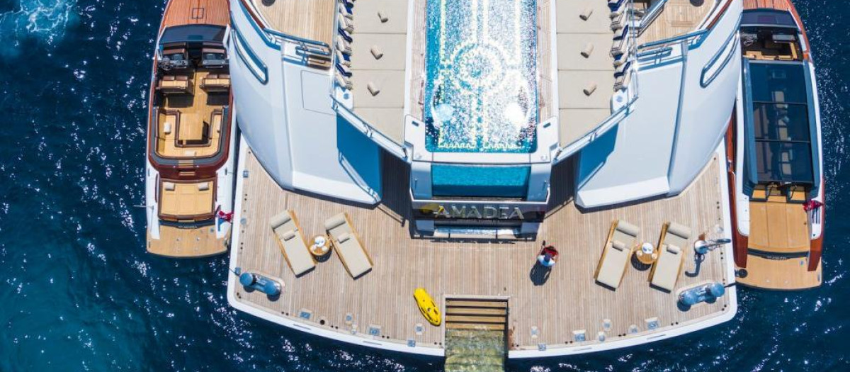 El yate Amadea sigue atracado en San Francisco