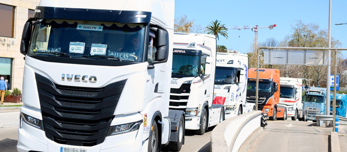 Varios camiones en una marcha.