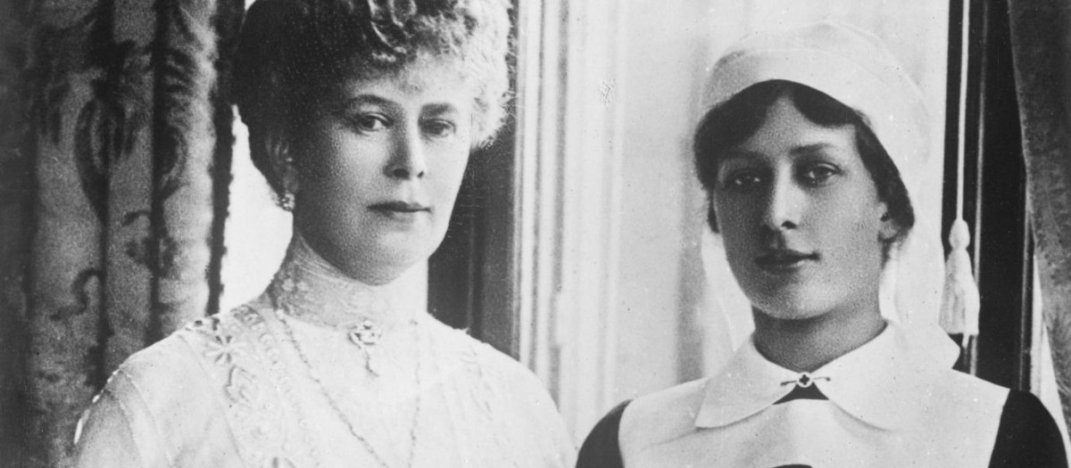 La Reina con su hija María durante la Primera Guerra Mundial