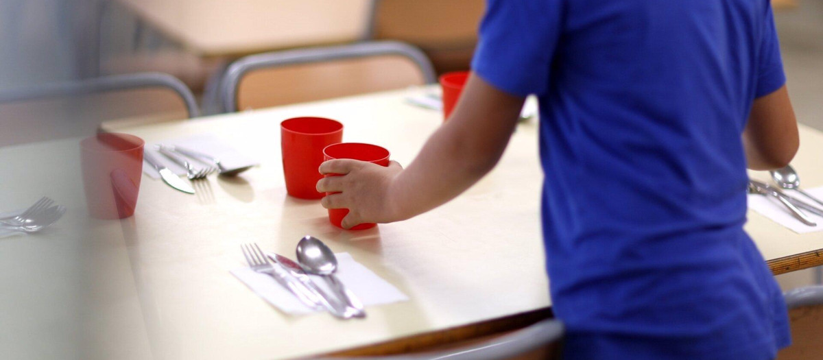 Un niño en un comedor escolar.