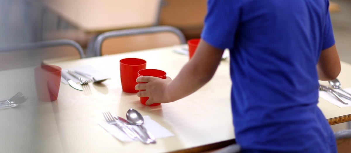 Un niño en un comedor escolar.