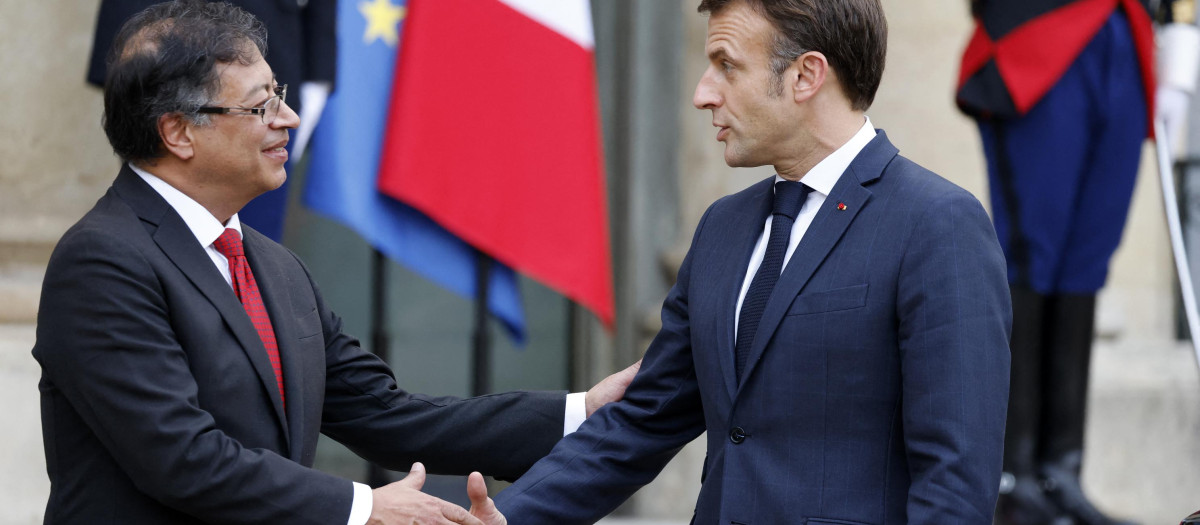 El presidente francés Emmanuel Macron recibió en el Palacio del Elíseo al presidente colombiano Gustavo Petro