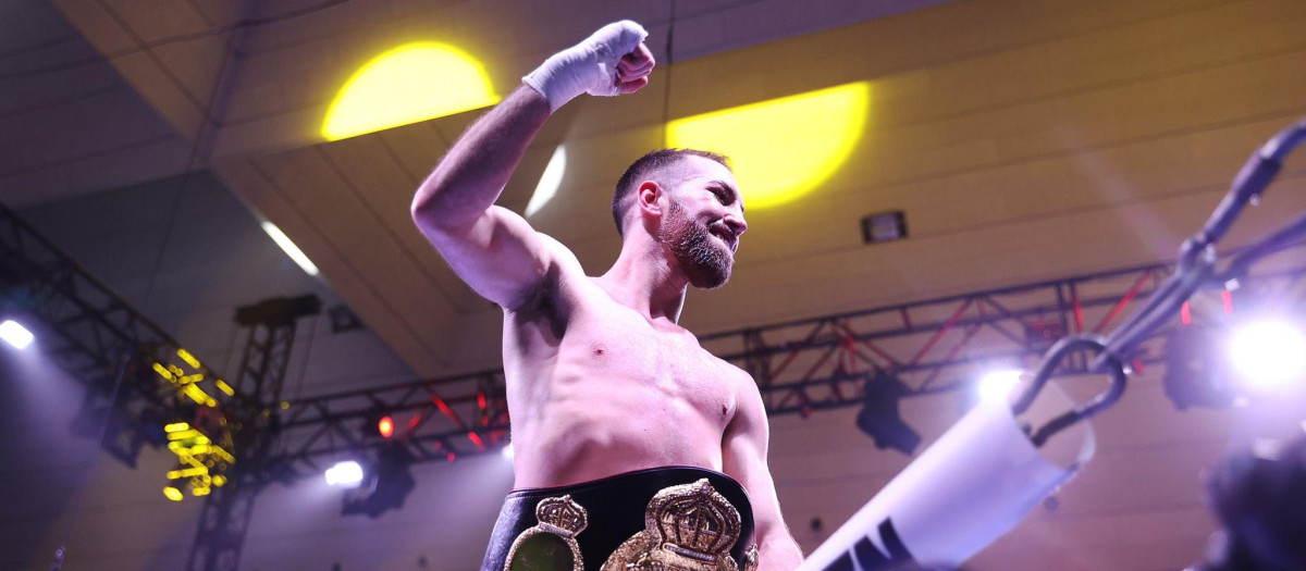 Sandor Martín celebrando su título mundial de peso superligero de la WBA