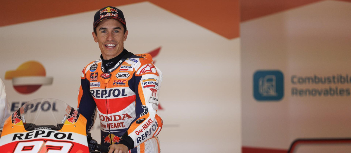 Marc Márquez, piloto del equipo Repsol Honda, antes de hacer una prueba con la Honda RC213V-S que utilizará biocombustible avanzado fabricado con residuos como materia prima, este jueves en el Circuito de El Jarama.