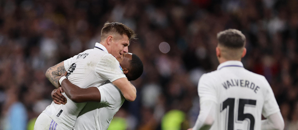 Kroos celebra el gol con sus compañeros