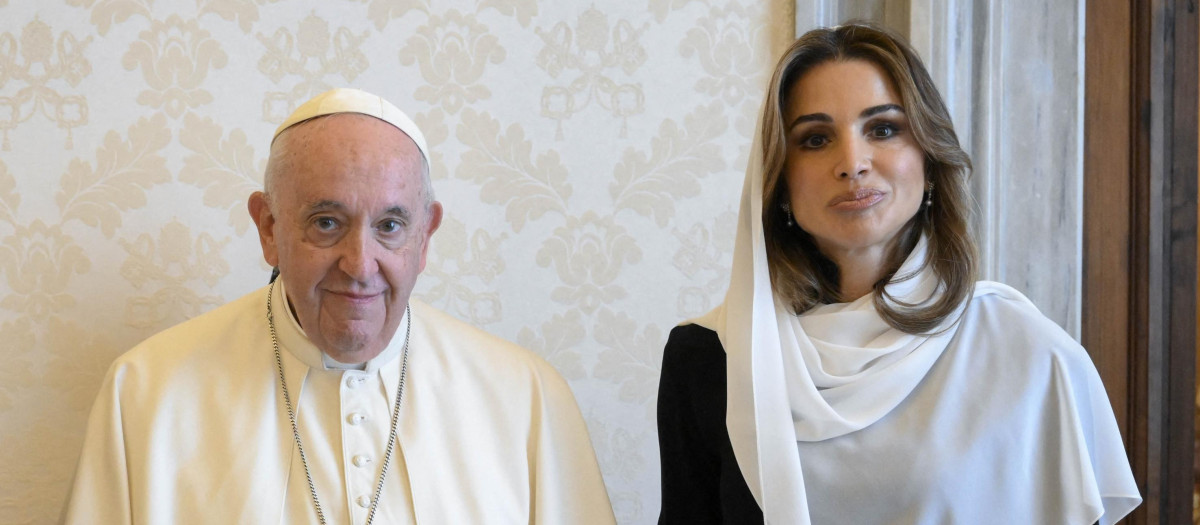 Rania de Jordania nos sorprende siguiendo una etiqueta distinta cada vez que se encuentra con un Papa