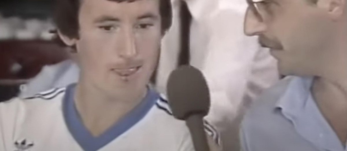 Azuara, a la derecha, entrevista a Saura en el Mundial 82