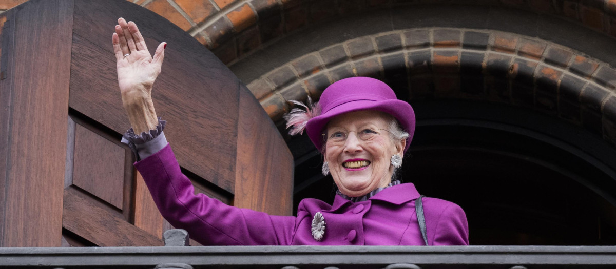 Denmark's Queen Margrethe II waves to onlookers from the balcony of Copenhagen City Hall prior to celebrations of the Queen's 50-year reign, in Copenhagen, Denmark, on November 12, 2022. (Photo by Martin Sylvest / Ritzau Scanpix / AFP) / Denmark OUT / DENMARK OUT