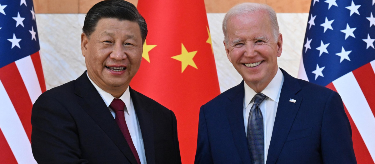 US President Joe Biden (R) and China's President Xi Jinping (L) shake hands as they meet on the sidelines of the G20 Summit in Nusa Dua on the Indonesian resort island of Bali on November 14, 2022. (Photo by SAUL LOEB / AFP)