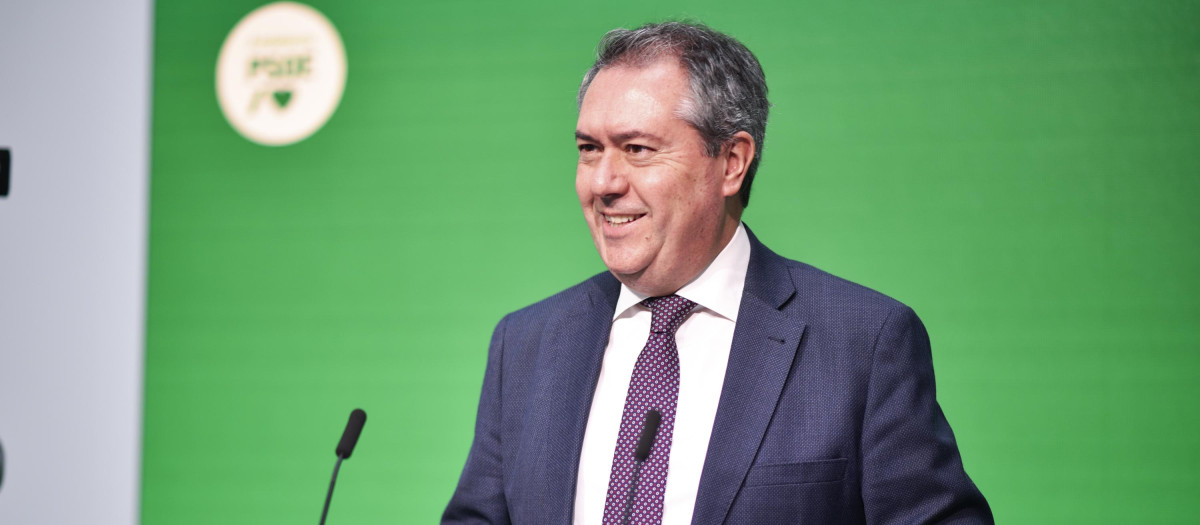 El secretario general del PSOE andaluz, Juan Espadas, en la rueda de prensa de este lunes en la sede regional del partido